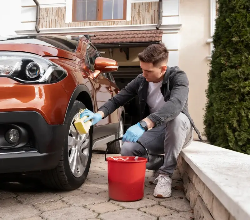 Lavage auto à domicile Guécélard : professionnel intervenant sur un véhicule